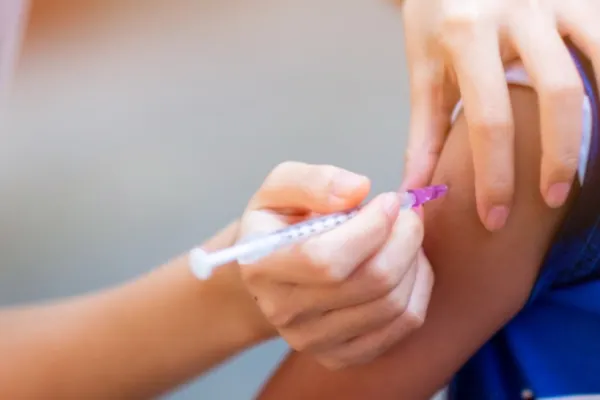 Vaccinarea în impas. Guvernul ar putea acorda stimulente copiilor și adolescenților care se vaccinează
