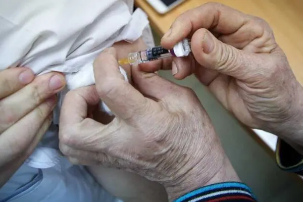 Bonuri de masă de 100 de lei și loteria vaccinului, pentru cei care cu schemă completă. Guvernul ar putea adopta azi Ordonanța