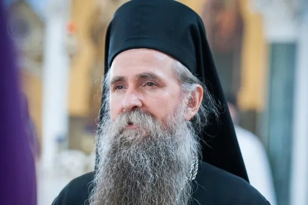 Întronizararea noului mitropolit al Muntenegrului primită cu PROTESTE. S-a încercat STOPAREA procesiunii