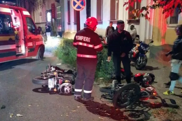 FOTO Grav accident în Târgu Mureş! Doi tineri de 17 şi 18 ani, RĂNIȚI după impactul dintre două motociclete