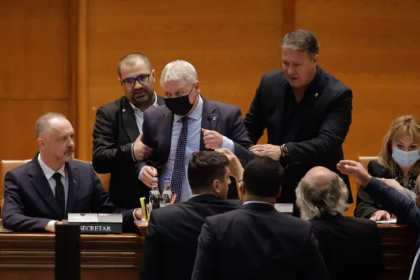 Cum se răzbună Florin Cîțu pe AUR. Premierul cere ca parlamentarii alianței să fie amendați după scandalul din Parlament