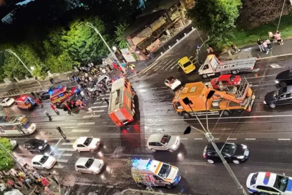 FOTO | VIDEO Accident grav în Capitală - 4 victime, după ce 2 autoturisme s-au lovit frontal
