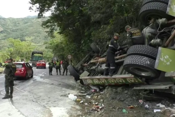 FOTO Accident devastator: 23 de morți, între care 3 copii, după ce un autocar a căzut într-o râpă, în Bolivia