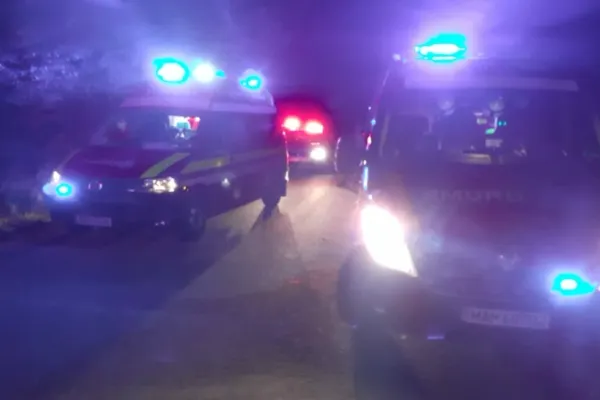FOTO / Grav accident în judeţul Cluj! 4 tineri răniţi după ce au căzut cu maşina într-o prăpastie