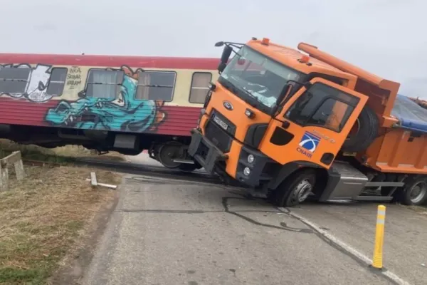 Accident feroviar grav, în Timiș: un tren a lovit un camion - Trafic blocat