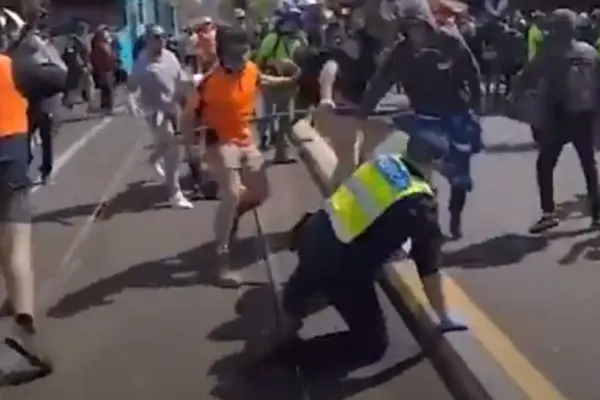 VIDEO Proteste ale antivacciniștilor în mai multe țări - Violențe și sute de arestări
