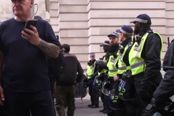 VIDEO Protest violent al antivacciniștilor, la Londra - Polițiști răniți, manifestanți arestați