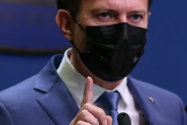 VIDEO Ce spun românii despre demiterea Guvernului Cîțu: pică sau nu la votul din Parlament?