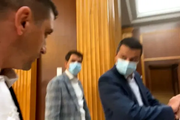 VIDEO Spectacol pe holurile Parlamentului, între George Simion și Sorin Grindeanu, pe tema moțiunii