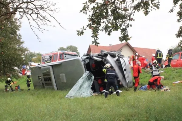 Accident grav, în Austria: 28 de victime, după ce autocarul în care se aflau s-a răsturnat
