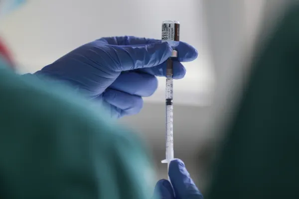 Certificatul COVID-19 ar putea deveni obligatoriu pentru medici, polițiști și jandarmi. Cine refuză, riscă să fie dat afară (DOCUMENT)