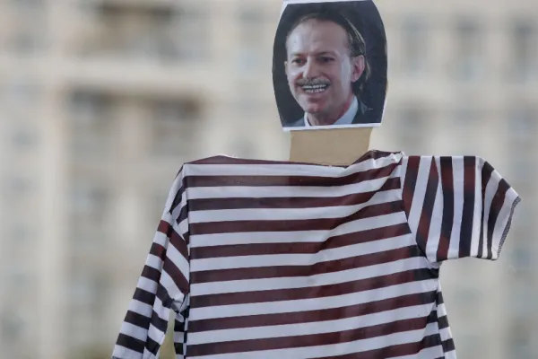 VIDEO Scandal în politică, PROTESTE în stradă: Oamenii cer DEMISIA lui Florin Cîțu de la Guvern - GALERIE FOTO