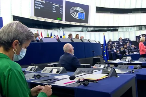 Imagini INCREDIBILE în Parlamentul European! Ce făceau 2 comisari europeni, în timpul discursului Ursulei von der Leyen