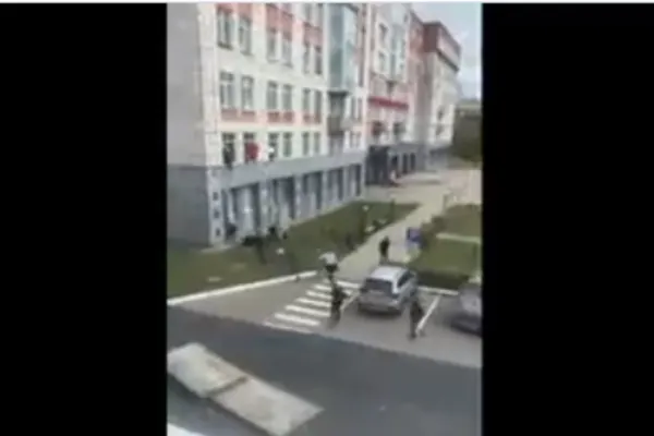 Incident ARMAT la o universitate din Rusia: Cel puțin 8 morți confirmați și 6 răniți. Imagini ȘOCANTE cu studenții care sar de la etaj