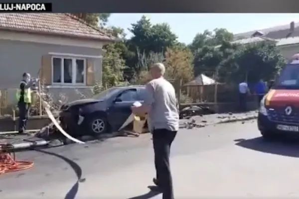 VAL de accidente pe șoselele din țară, în weekend. O șoferiță a LOVIT un motociclist și apoi a UCIS o femeie