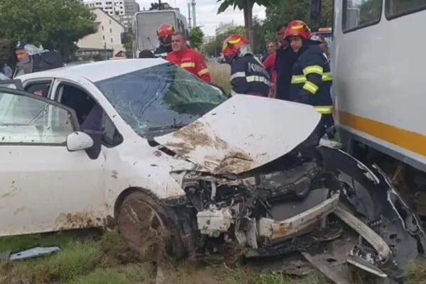 Accident grav în Capitală: 2 victime încarcerate, în urma unui impact violent dintre o mașină și un tramvai. Trafic blocat
