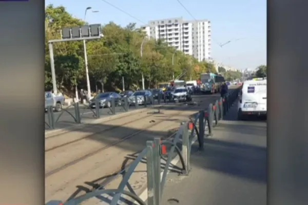 Accident grav, în Capitală. Circulația tramvaielor, blocată la Piața Sudului, după ce 2 mașini s-au izbit violent