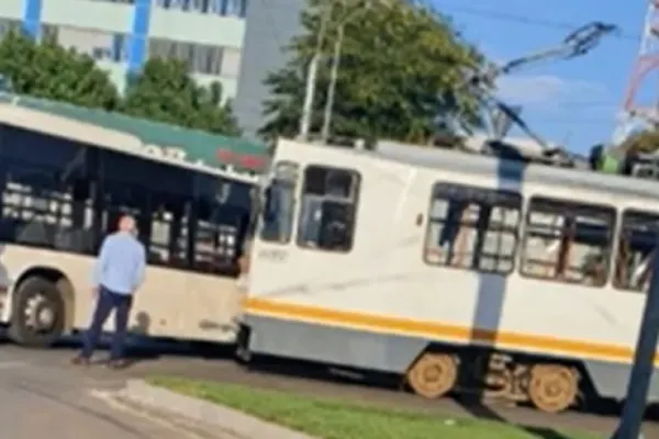 Accident grav în Capitală. Un tramvai a lovit un autobuz STB. Circulația tramvaielor, blocată