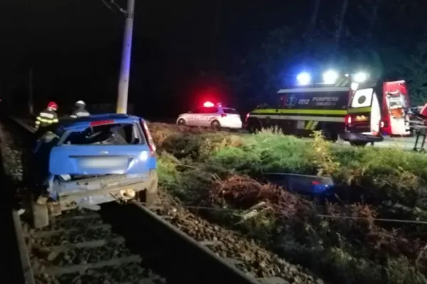 FOTO Accident grav, în Cluj - 4 victime, după ce mașina în care se aflau a ajuns pe șinele de tren și a lovit un stâlp CFR