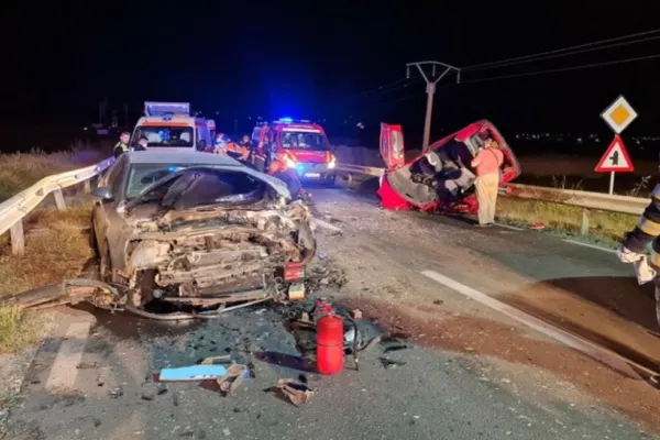 Accident grav în Constanța, cu 2 mașini: o femeie și un copil au murit