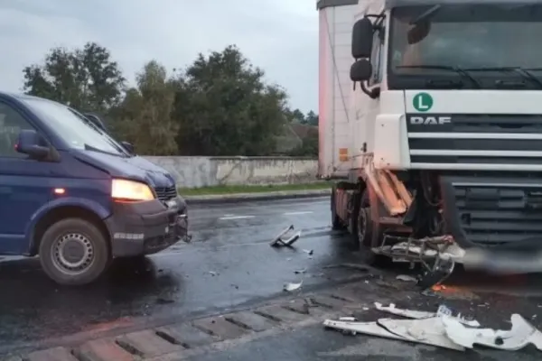 FOTO - Accident grav, în județul Sibiu: impact nimicitor între un TIR și un microbuz cu pasageri - o victimă