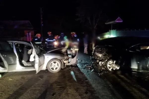 FOTO Accident grav, în Suceava - 5 victime, după ce 2 autoturisme s-au lovit frontal