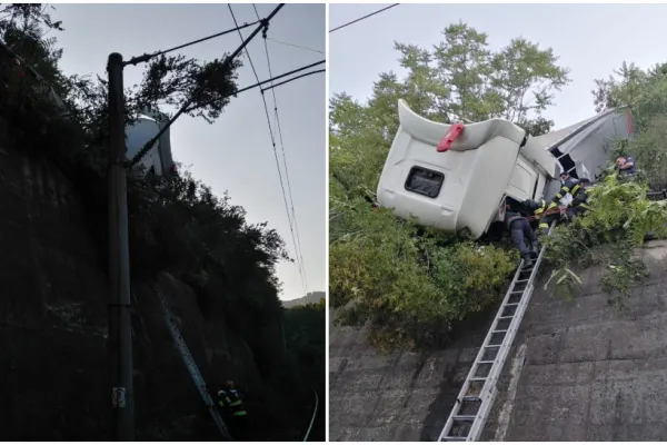 FOTO Accident grav în apropiere de Orșova: TIR căzut în râpă, șofer blocat în cabină - Mai multe trenuri, afectate