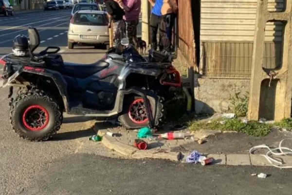 Un copil de 3 ani și mama sa, loviți de un ATV, pe trotuar - Șoferul a fugit de la locul accidentului