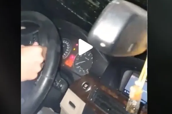 VIDEO – S-au răsturnat cu mașina, însă primul lucru pe care l-au făcut după ce și-au revenit a fost să filmeze asta. Polițiștii s-au crucit când i-au găsit