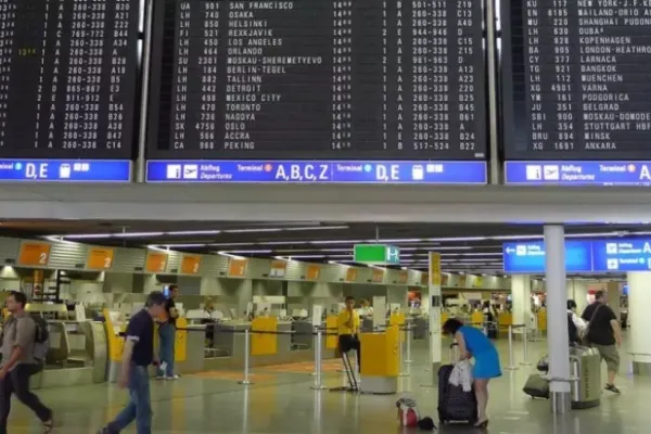 Angajații din aeroporturi amenință cu PROTESTE: Sindicaliștii iau în calcul GREVA generală - Activitatea ar putea fi BLOCATĂ