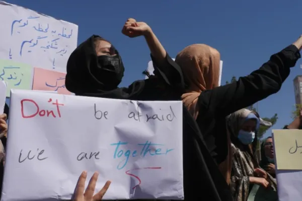FEMEILE din Afganistan, nominalizate la premiul Saharov 2021, pentru curajul de a-și apăra drepturile. Proteste oprite VIOLENT de talibani - FOTO&VIDEO