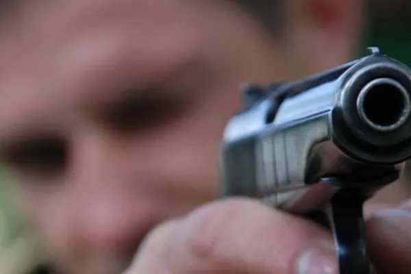 Panică în Târgu Jiu: Un bărbat, pus la pământ de polițiști - S-a urcat cu pistolul în taxi - Scene șocante
