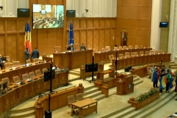 Protest AUR în Parlament! Deputații sunt nemulțumiți că moțiunea de cenzură nu poate fi dezbătută și votată
