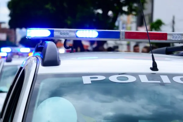 Femeie căutată de poliție după ce și-a ucis copiii de 4 și 10 ani într-un accident de mașină, în Marea Britanie