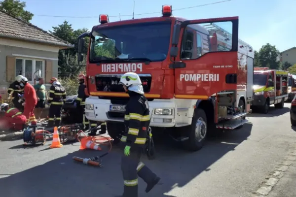 FOTO | Accident devastator în Cluj. O femeie a murit strivită sub mașină, alte 3 persoane, rănite