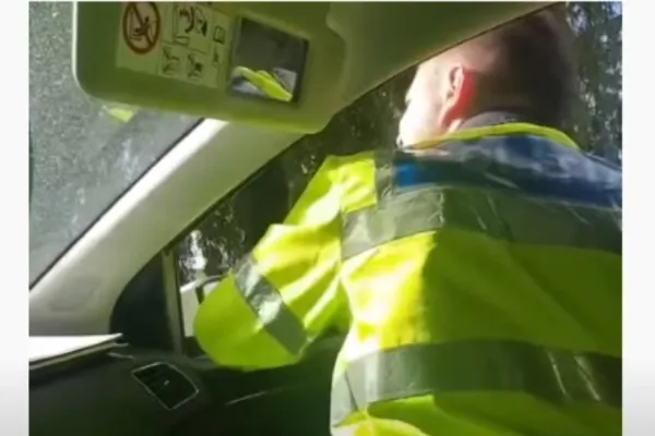 VIDEO | Femeie batjocorită de doi polițiști rutieri, în Covasna. A fost deschisă o anchetă disciplinară