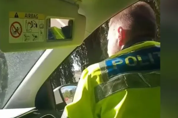 Replici HALUCINANTE ale unor polițiști la adresa unei femei: "Eşti prea mare, nu mai vede radarul de tine!"