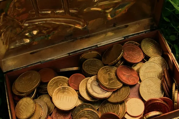 Un arheolog amator din Danemarca a dat lovitura vieții lui: a descoperit o comoară de aur, veche de 1.500 de ani