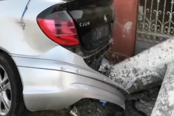 VIDEO | Accident cumplit, în Dolj: Doi bărbaţi care stăteau pe o bancă, spulberați de un șofer fugar
