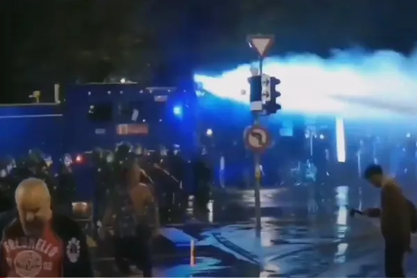 VIDEO Proteste violente după introducerea certificatului verde, în Elveția - Poliția a intervenit cu gaze lacrimogene și gloanțe de cauciuc