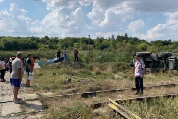 FOTO Accident înfiorător pe calea ferată Galați-Bârlad. Un tren a spulberat un excavator, șoferul a murit