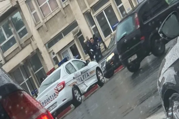 Mașină de poliție, implicată într-un accident în centrul Ploieștiului