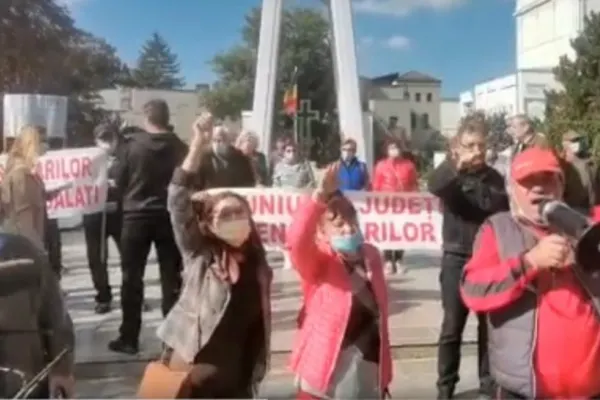 Protest masiv la Galați. Zeci de pensionari au cerut demisia Guvernului Cîțu
