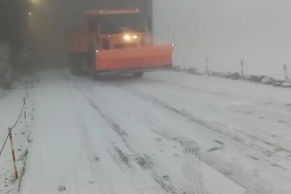 VIDEO Strat de zăpadă de peste 10 centimetri pe Transfăgărășan - Avertisment pentru șoferii care merg pe drumurile montane