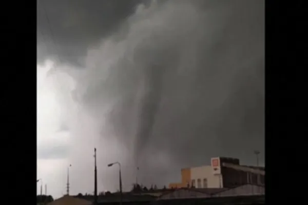 FOTO + VIDEO | Scene apocaliptice în Italia după ce o tornadă a lovit în sudul țării. 2 morți și 9 răniți