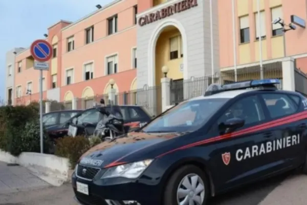 Jaf ca în filme la o bancă din Italia! 6 angajați și un client, închiși într-o încăpere de 2 indivizi mascați