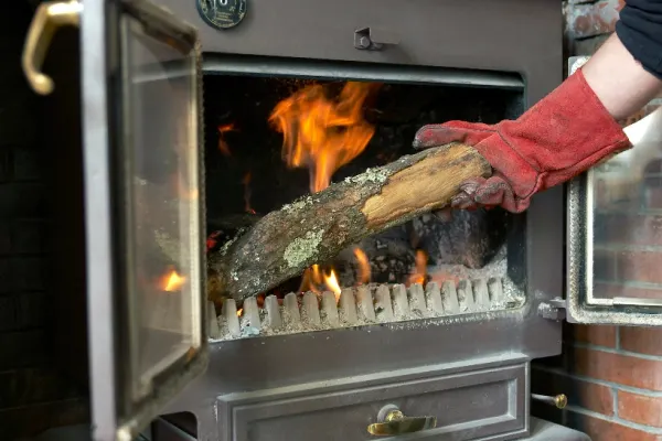 Lemnele de foc s-ar putea ieftini, din această iarnă. TVA-ul ar putea fi redus la 5%