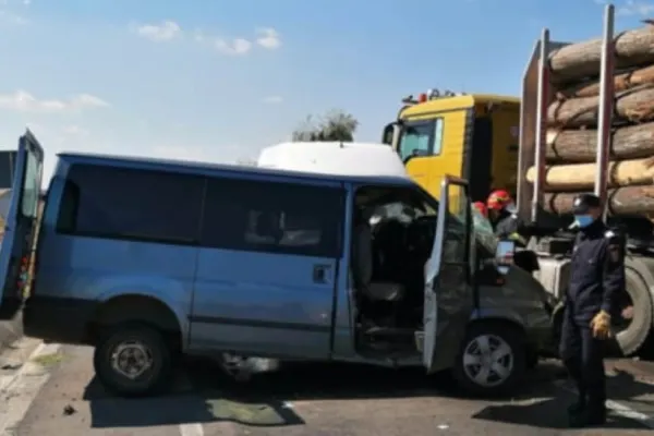 Accident cumplit, cu 5 victime, între care un copil, în județul Prahova: dubiță spulberată de un TIR cu lemne