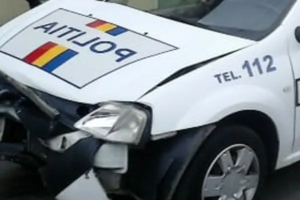 Accident grav în Vrancea. Autospecială de poliţie aflată în misiune, izbită de o mașină: 2 victime