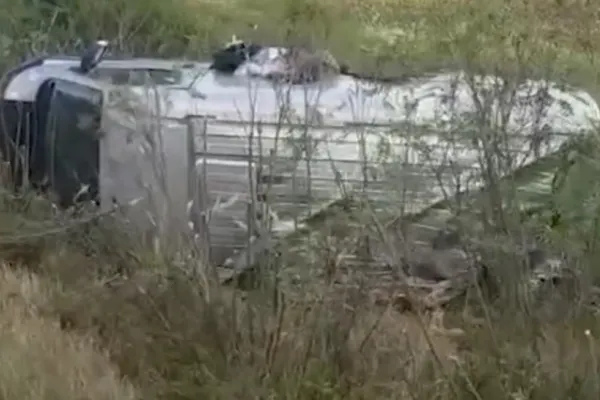 Accident grav pe A1: o dubiță s-a răsturnat după explozia unui cauciuc